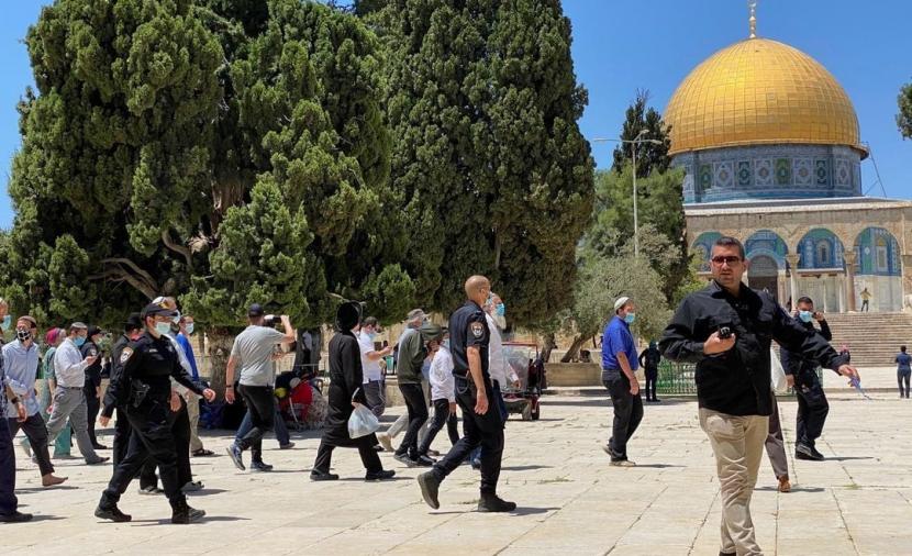  مصادر فلسطينية: مستوطنون يهود يقتحمون المسجد #الأقصى وسط حراسة قوات العدو في آخر أيام ما يسمى بعيد "الفصح اليهودي"